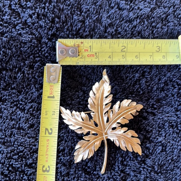 Vintage Trifari Gold Tone Leaf Brooch - Picture 4 of 4